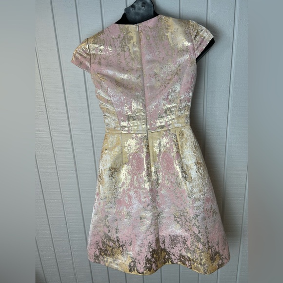 Vince Camuto Women's Jacquard Cap Sleeve Fit and Flare Pink and Gold Size 6 - Picture 6 of 15